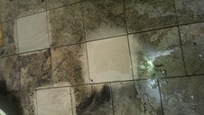 Dlouhodobě nečištěná podlaha v autodílně od oleje a mastnoty. 