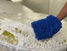 Následuje šetrné umytí karoserie pomocí vhodné, měkké mikrovláknové (žinylkové) rukavice.