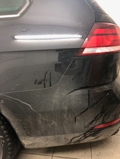Zadní část vozidla bez předmytí vodou před aplikací výrobku SNOW FOAM.
